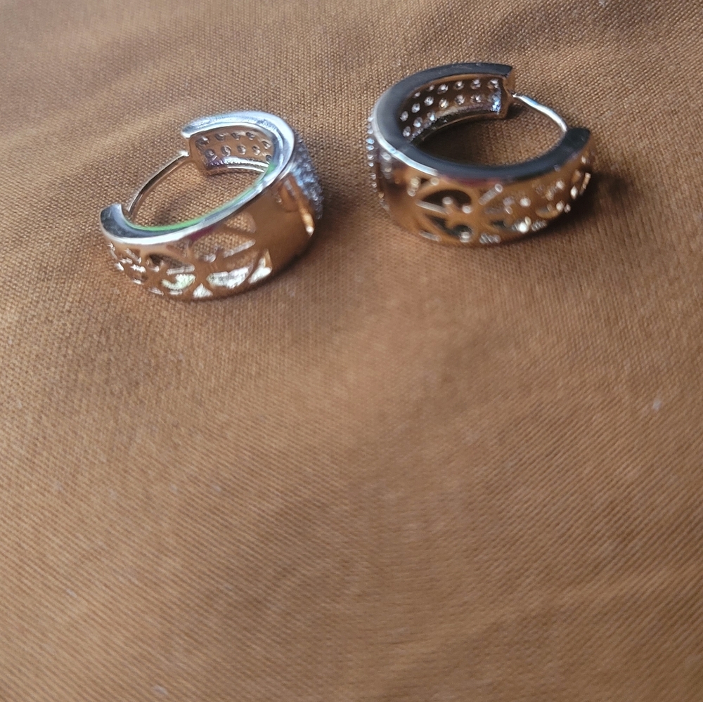 Elegant Gold and Clear Hoop Earrings - Picture 2 of 3